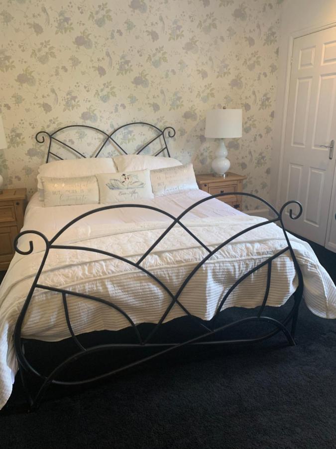 The Swan @ Stoford Hotel Eksteriør billede Wrought iron bed