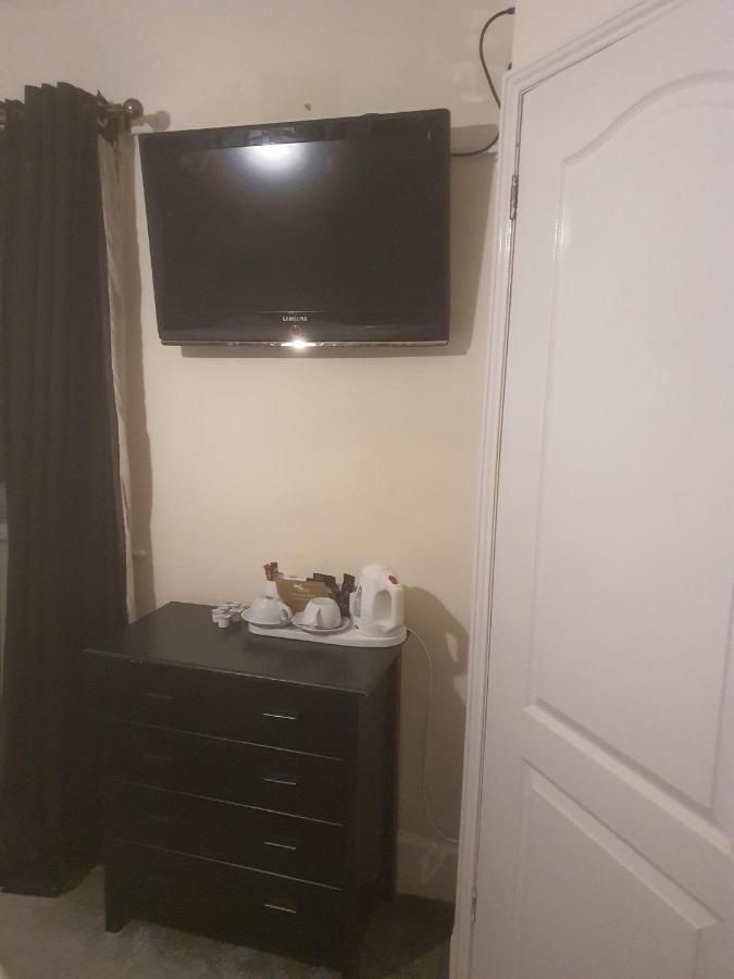 The Swan @ Stoford Hotel Eksteriør billede A television in a hotel room