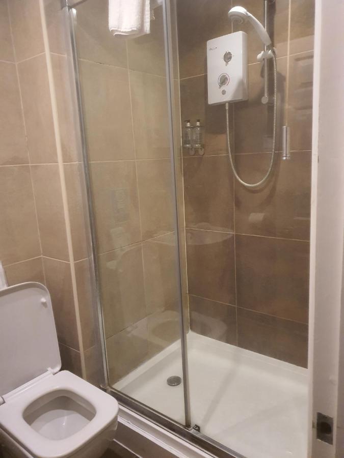 The Swan @ Stoford Hotel Eksteriør billede A shower cubicle