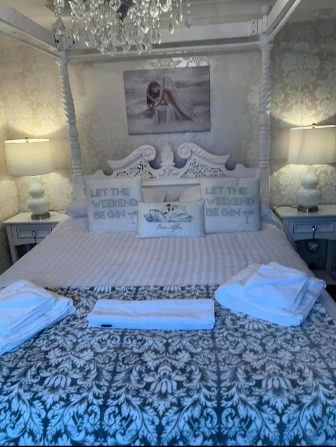 The Swan @ Stoford Hotel Eksteriør billede The wedding bed