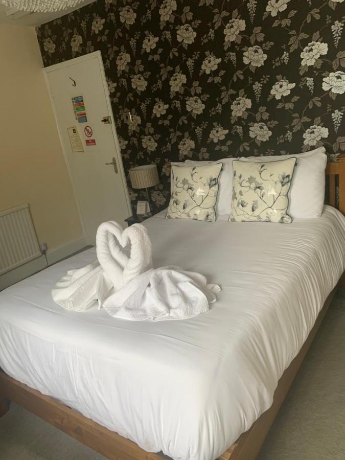 The Swan @ Stoford Hotel Eksteriør billede A bed with a towel swan