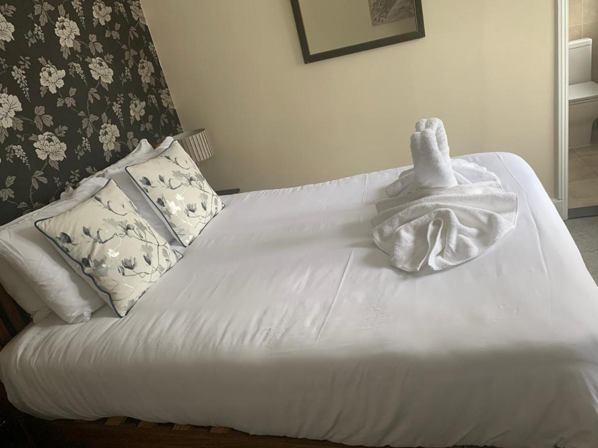 The Swan @ Stoford Hotel Eksteriør billede A bed with a duvet