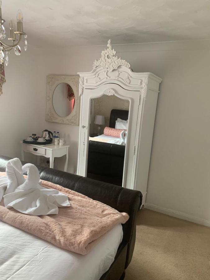 The Swan @ Stoford Hotel Eksteriør billede A mirrored armoire