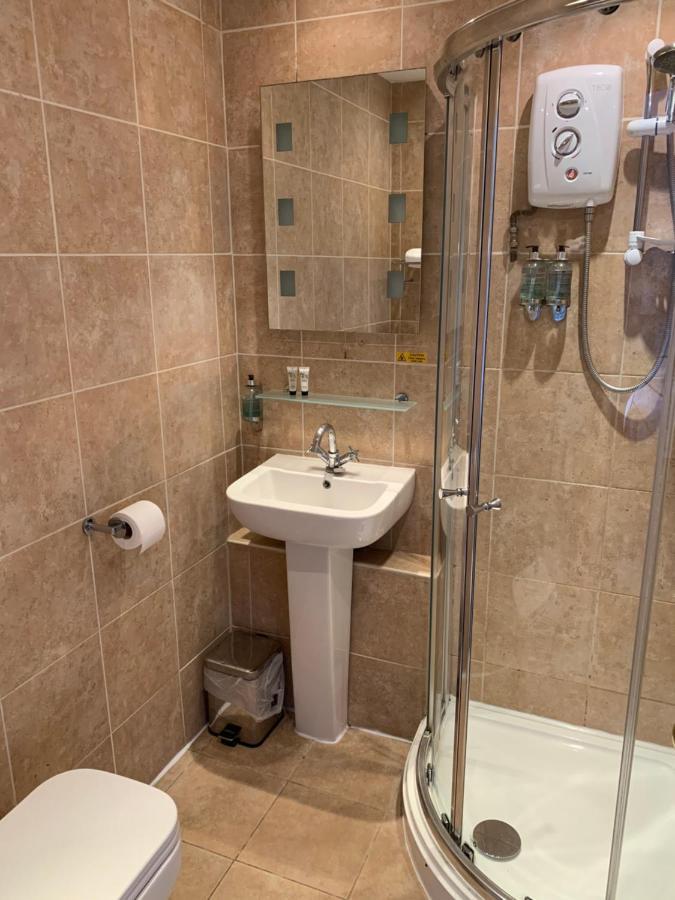 The Swan @ Stoford Hotel Eksteriør billede A shower cubicle